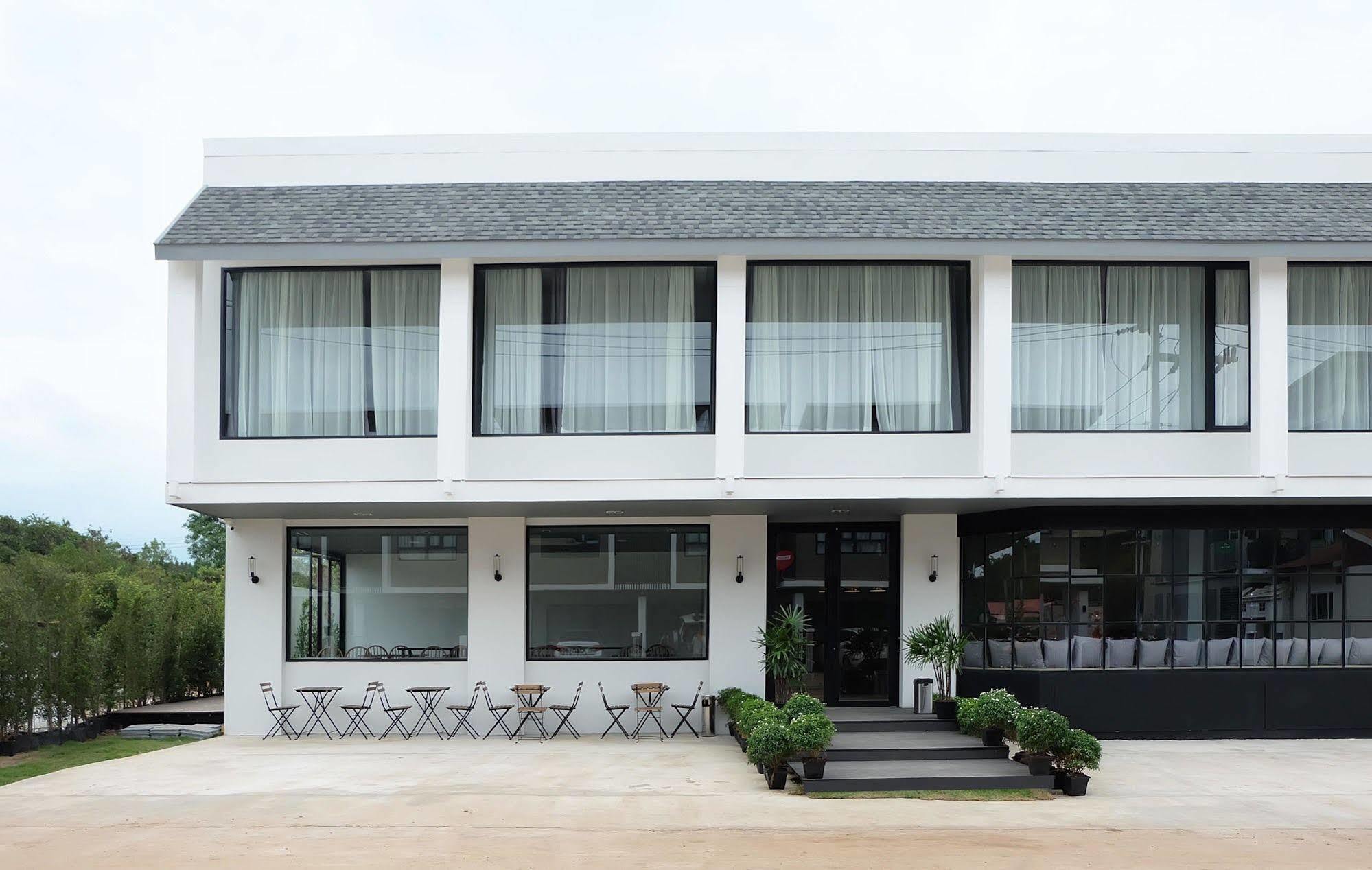 Srianunt Boutique Hotel Buriram Bagian luar foto